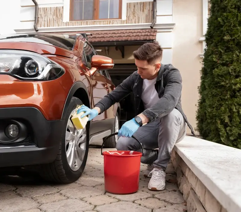 Lavage auto à domicile Rignieux-le-Franc : professionnel intervenant sur un véhicule